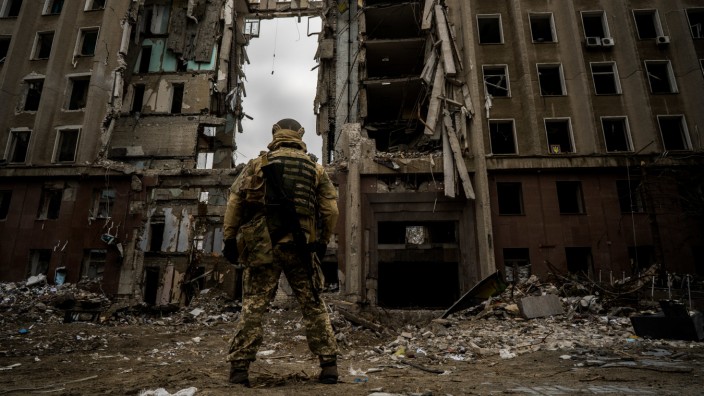 Ukraine: Ein ukrainischer Soldat steht vor dem zerstörten Gebäude der Regierungsverwaltung.