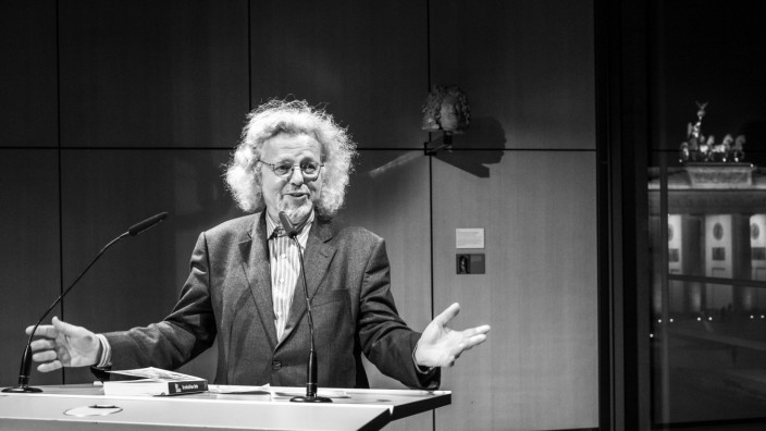 Nachruf auf Thomas Rosenlöcher: Thomas Rosenlöcher liest 2020 in der Akademie der Künste in Berlin aus seinen Gedichten.