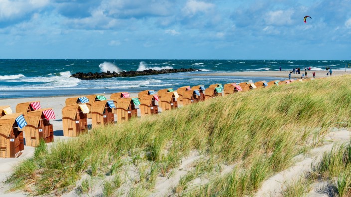 Reisen 2022: Strandkörbe bei Wustrow: Die Ostseeküste gehört weiterhin zu den beliebtesten Urlaubsregionen der Deutschen.