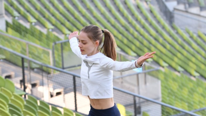 SZ-Aktion "Läuft mit uns": Die Leichtigkeit des Laufens: Amelie Kiener aus Unterschleißheim erklimmt die Stufen im Münchner Olympiastadion.
