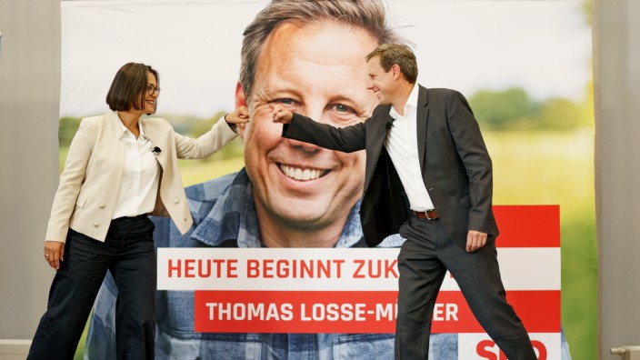 Wahlkampf in Schleswig-Holstein: Der schleswig-holsteinische SPD-Spitzenkandidat und die Landesvorsitzende Serpil Midyatli vor einer Leinwand mit dem Porträt Losse-Müllers.