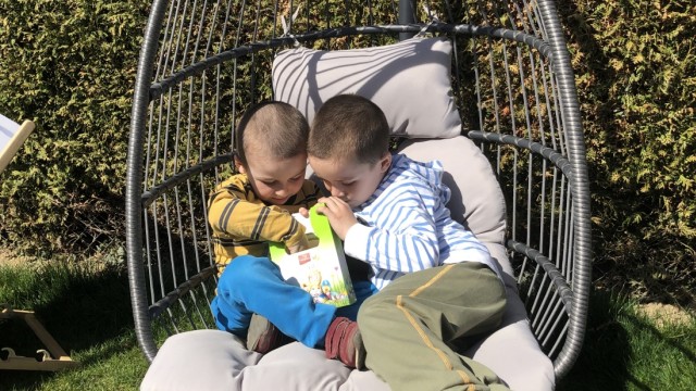 Krieg in der Ukraine: Fast wie ganz normale Kinder: Vladi und Andrii machen sich über ein Osternest mit Schokoladenhasen her.