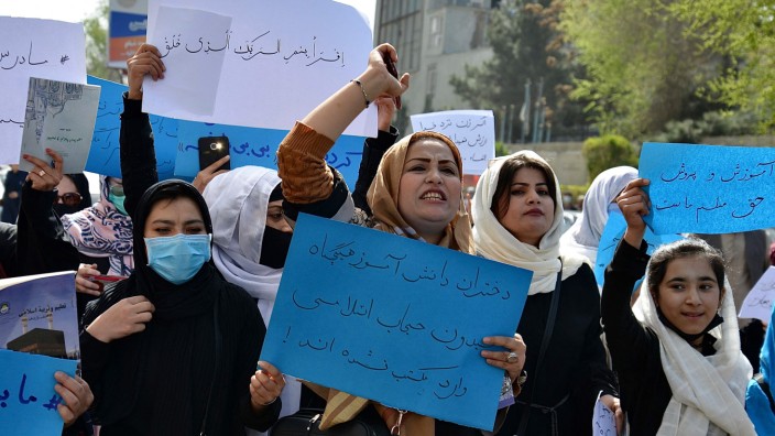 Afghanistan unter Taliban-Herrschaft: Afghanische Frauen und Mädchen demonstrieren vor dem Bildungsministerium in Kabul für die Wiedereröffnung von Gymnasien für Mädchen.