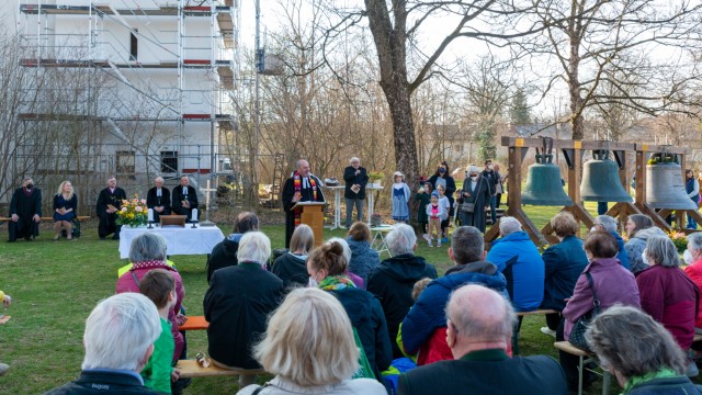 Ramersdorf: Zur Glockenweihe der gebraucht gekauften Glocken versammelte sich die Gemeinde der Gustav-Adolf-Kirche Ende März.