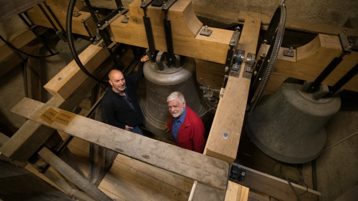 Ramersdorf: Über die Glocken aus Düsseldorf im Glockenstuhl freuen sich Norbert Pietsch (rechts) vom Kirchenvorstand und Pfarrer Stefan Ammon.