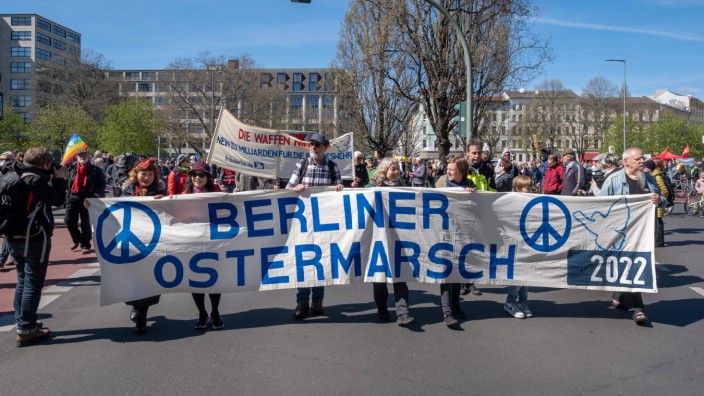 Friedensmärsche in Kriegszeiten: Rund 1300 Menschen versammelten sich zum traditionellen Ostermarsch in Berlin.