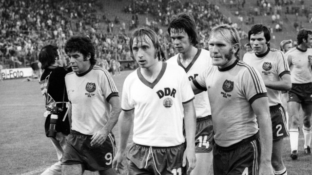 Zum Tod von Joachim Streich: Joachim Streich (Mitte) gelang gegen Australien der erste WM-Treffer der DDR: Es war ein Traumtor.