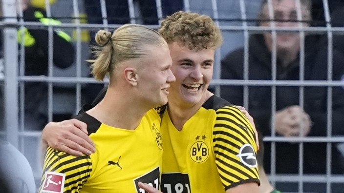 6:1 gegen Wolfsburg: Anerkennung aus berufenem Munde: Dortmunds Goalgetter Erling Haaland (links) gratuliert Tom Alexander Rothe zu dessen Spiel und Tor-Debüt.