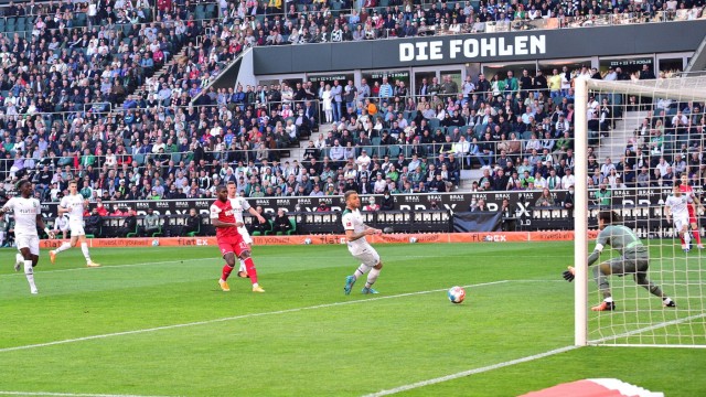 Fußball-Bundesliga: Früher Rückschlag für die Gladbacher Borussia: Anthony Modeste (in rot) nutzt den Freiraum in der Gladbacher Abwehr zum 1:0 für Köln.