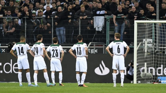 Fußball-Bundesliga: Trost gab's keinen von den Gladbacher Anhängern für ihre Spieler.