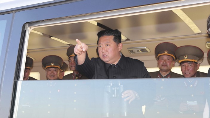 Raketentest: Dieses undatierte Foto, das am Sonntag von der staatlichen Nachrichtenagentur KCNA bereitgestellt wurde, zeigt Kim Jong-un an einem unbekannten Ort in Nordkorea. Von dort aus soll er en Raketentest beobachtet haben.