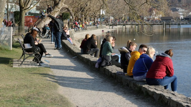 Freizeit in Bayern: Wenn die Sonne scheint, lassen sich viele gern an der Herrschinger Promenade direkt am Ufer des Ammersees nieder.