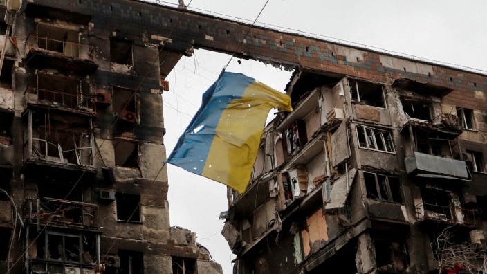 Ukraine: Die ukrainische Flagge weht in einem zerbombten Gebäude in Mariupol. Etwa hunderttausend Menschen sollen sich noch in der Stadt befinden.