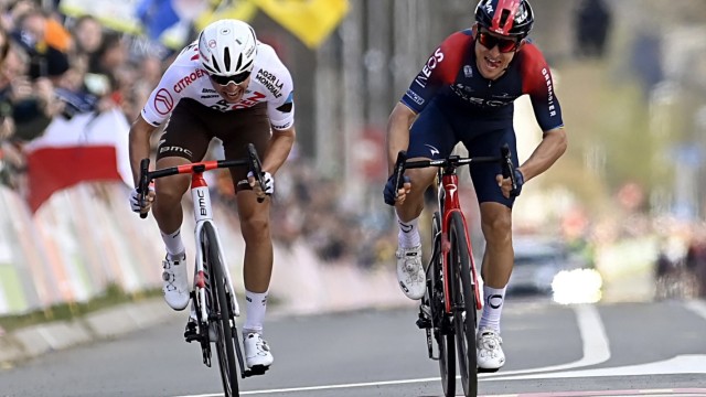 Radsport: Sieger beim Amstel Gold Race: Michal Kwiatkowski (rechts) gewinnt vor Benoit Cosnefroy.  In the first half of this year, Ineos-Fahrers and Einem Klassiker seit Herbst 2017.