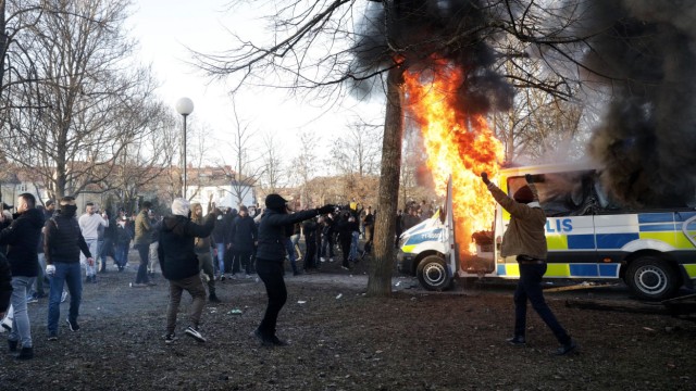 Schweden: Demonstranten haben am Karfreitag in Örebro einen Polizeibus angezündet.