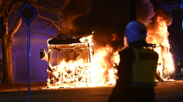 Schweden: Nach der Genehmigung von Kundgebungen einer islamfeindlichen Partei ist es in Schweden zu Krawallen gekommen. In Malmö brannte ein Bus.