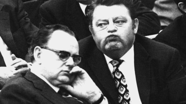 Misstrauensvotum gegen Brandt 1972: Bösewicht am Rhein? Der CSU-Vorsitzende Franz Josef Strauß (rechts) und Richard Stücklen (CSU) am 17. Mai 1972 während der Debatte um die Ostverträge im Bundestag in Bonn.