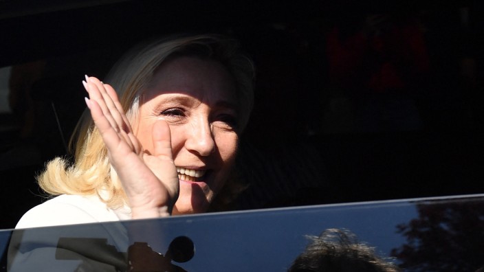 Frankreich: RN-Kandidatin Marine Le Pen bei einem Wahlkampfauftritt in Saint-Rémy-sur-Avre.