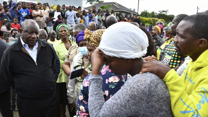 Unwetter: Präsident Cyril Ramaphosa (l) spricht bei einem Besuch im Katastrophengebiet mit trauernden Familienmitgliedern.