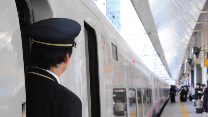 Japanischer Zugfahrer: Nicht nur Verspätungen sind in bei Japans Bahnen verpönt, auch zu frühes Abfahren.