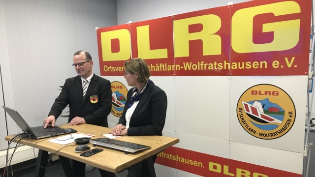 Rückblick der DLRG: Der Erste Vorsitzende Robert Klingel und Schatzmeisterin Hedwig Fischer im provisorischen Studio zur Jahreshauptversammlung.
