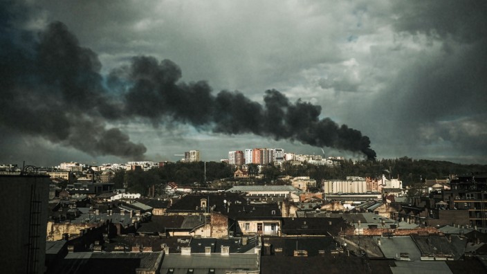 Westukraine: Der Blick auf die Stadt Lwiw kurz nach den Einschlägen.