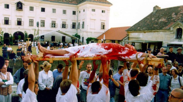 Nachruf auf Hermann Nitsch: Reinigendes Blutbad: Kreuzigungsszene bei einem Massenevent auf Schloss Prinzendorf im Sommer 1998.