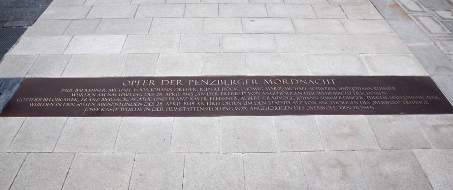 77 Jahre danach: Am Rande des Penzberger Stadtplatzes erinnert diese Bronzetafel an die Mordnacht-Opfer.