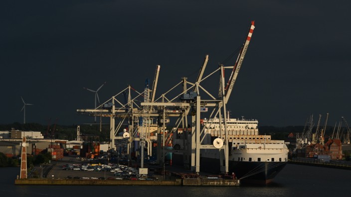 Konjunktur: Ein Schiff im Hamburger Hafen: Zu den Ländern, die die größten ökonomischen Kollateralschäden zu verarbeiten haben, zählt vor allem die Bundesrepublik.