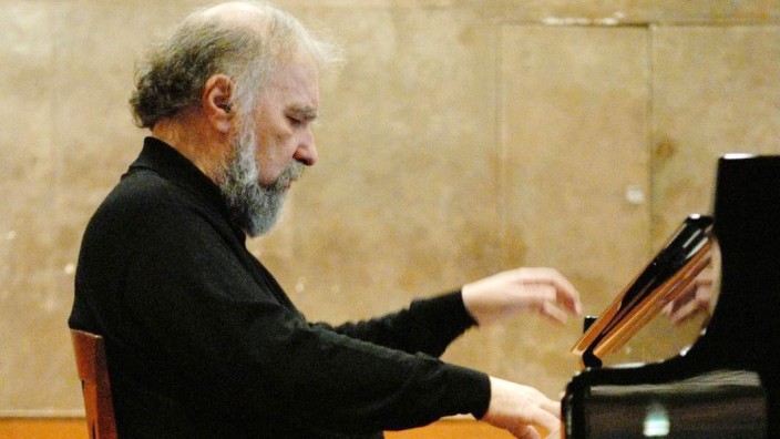 Nachruf: Der Lehnstuhl war das Markenzeichen des Pianisten Radu Lupu, hier bei einem Auftritt im Münchner Herkulessaal 2008.
