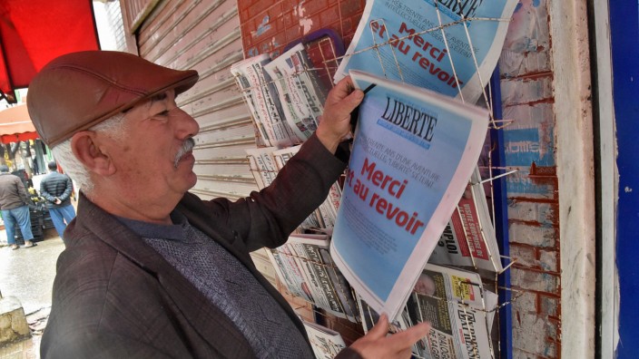 Algerien: Die französischsprachige Tageszeitung Liberté wurde vergangene Woche eingestellt, drei Jahrzehnte nach ihrer Gründung. Die Redaktion verabschiedet sich mit dem Titel: "Danke und auf Wiedersehen".