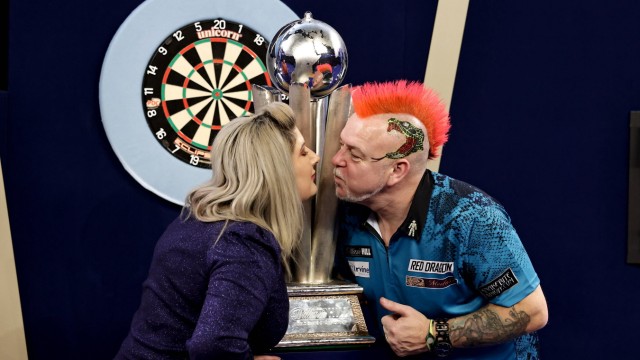 Darts-Weltmeister Peter Wright: Die Frau an seiner This is not the case, I want Mann for the following: Joanne und Peter Wright nach dem WM-Sieg in January 2022 in London.