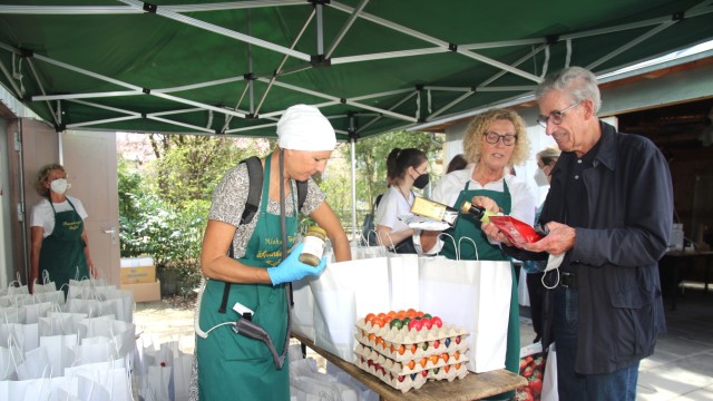 Hilfe für Notleidende: Tanja Unbehauen (links) und Erika Adelt, die beiden Vorsitzenden der Starnberger Tafel, im Gespräch mit Mathias von Lukowicz von der Rotary-Stiftung, die 150 Lebensmitteltüten gespendet hat.