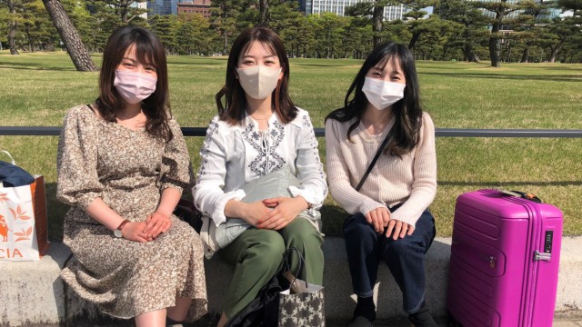 Tourismus in Japan: Natsumi, Alisa und Shizuka (von links) in Tokio: Japan kommt ihnen ein bisschen einsam vor ohne Touristen.