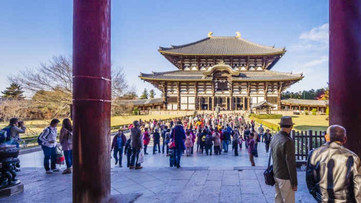 Tourismus in Japan: Als es noch Touristen gab in Japan: Besucher vor dem buddhistischen Tempel Tōdai-ji in Nara.