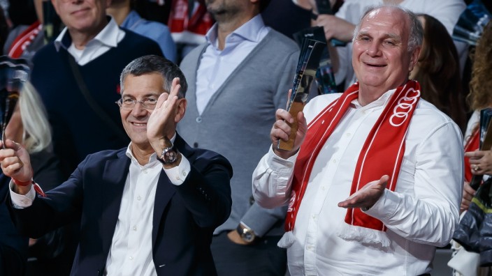 Uli Hoeneß im Interview: "Er macht das prima": Ehrenpräsident Uli Hoeneß (rechts) mit seinem Nachfolger Herbert Hainer beim Euroleague-Spiel gegen Villeurbanne.