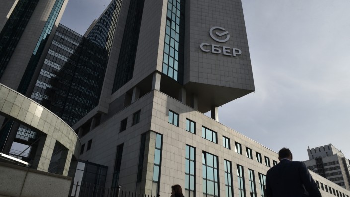 Wirtschaftskrieg: Zentrale der Sberbank in Moskau: Das Logo bedeutet übersetzt "Sber". Die EU will Geschäfte mit dem Geldhaus verbieten.