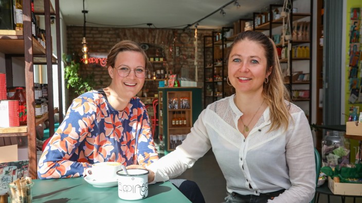 SZ-Serie "Schön frühstücken rund um München": Die Betreiberinnen Annika Wenzel und Jennifer Stolle (von links) haben mit dem Café "Samstagskinder" einen Frühstücksort in der Dachauer Altstadt etabliert.