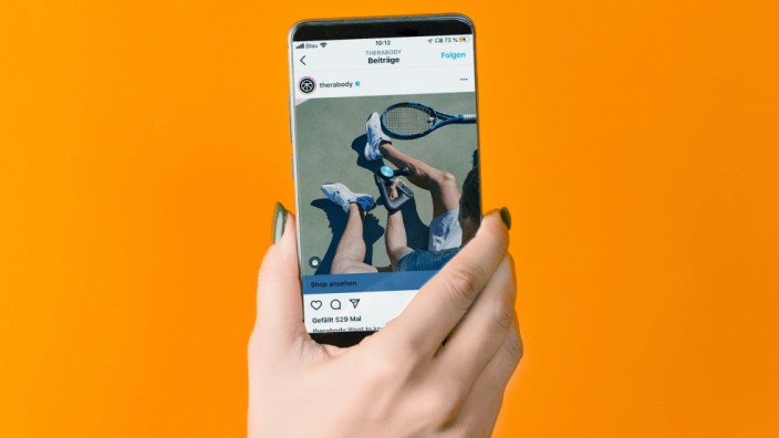 Werbung auf Instagram: Der Traum der Werbetreibenden: Kunden posten auf Instagram, wie toll der neue Kram ist - und locken so ihre Online-Bekanntschaften, das Produkt auch zu kaufen.