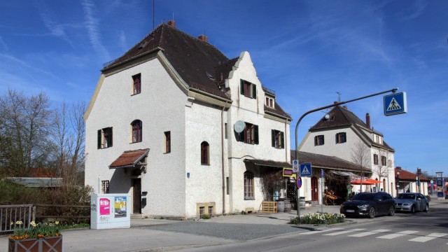 Ortsentwicklung: Die Gemeinde Herrsching ist zwar Eigentümerin des Bahnhofgebäudes, vom Umfeld allerdings gehört ihr zu wenig.
