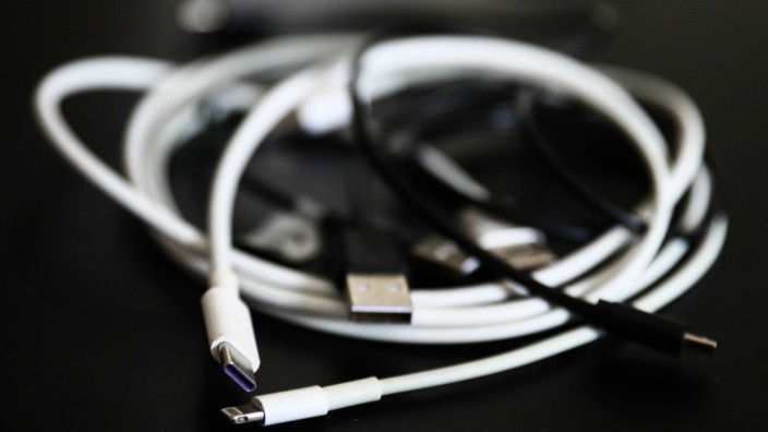 Elektrogeräte: Kabelsalat: In der EU soll künftig ein Ladekabel Standard sein, Apple soll sein eigenes Format aufgeben.