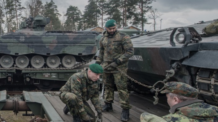 Rüstungsindustrie: Bundeswehrsoldaten verladen Schützenpanzer vom Typ "Marder" auf einem Truppenübungsplatz: Ob solche Waffen in die Ukraine geschickt werden sollen, ist in Berlin höchst umstritten.