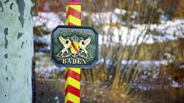 Bundesländer: Grenzpfahl mit Wappen des Großherzogthums Baden an der ehemaligen Landesgrenze zu Schwaben.