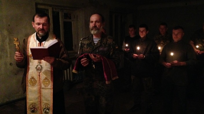 Ukrainische Geflüchtete feiern Ostern: Bischof Bohdan Dzyurakh besuchte 2016 die Frontlinie im Donbass und feierte Ostern auch gemeinsam mit ukrainischen Soldaten.