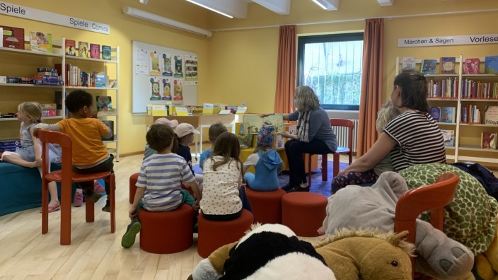 Lesung: Gespannt lauschen die Kinder in der Gemeindebücherei Gröbenzell Bibliothekarin Petra Gasser, als sie die Geschichte von der Hummel Bommel erzählt.