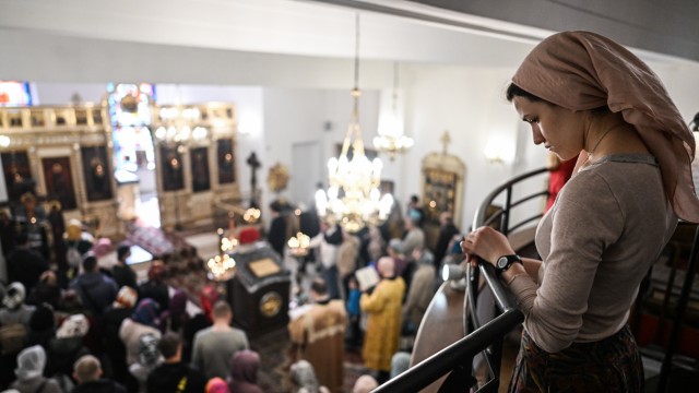 Ukraine: Dicht gedrängt in der Diaspora: Geflüchtete aus der Ukraine finden im polnischen Krakau zusammen und beten.