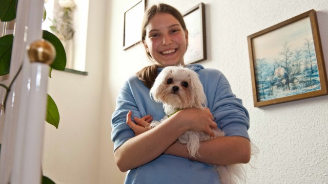 Geflüchtete im Landkreis: Die 17-jährige Oksana hat im vergangenen Jahr ihren Hund aus der Ukraine mit nach Poing genommen. Zurück in der Ukraine sind die zwei heute immer noch unzertrennlich.