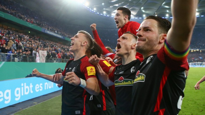 DFB-Pokal: Erfolg durch Selbstoptimierung: Der SC Freiburg feiert den Einzug ins Pokalfinale.