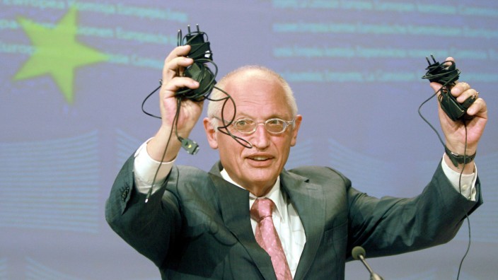 Brüssel: Schon 2009 ärgerte sich Ex-Industriekommissar Günter Verheugen über den Kabelwust. Es gab dann eine freiwillige Selbstverpflichtung, immerhin.