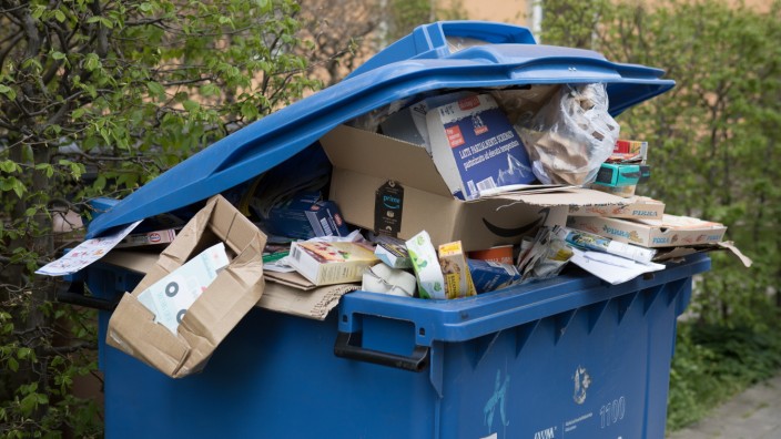 SZ-Serie: Nachhaltig leben: Anstelle von Zeitungen und Katalogen landen nun vermehrt die Kartons der Online-Händler im Müll - hier eine Altpapiertonne in Giesing.
